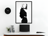 Stampa artistica con silhouette di Android 18, cornice nera, su base in legno, serie Potere d’Ombra