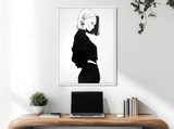 Quadro con silhouette di Android 18, cornice bianca elegante, stampa su carta artigianale, collezione Potere d’Ombra a tiratura limitata