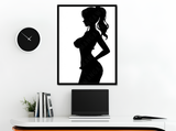 Stampa artistica con silhouette di Nami, cornice nera, su base in legno, serie Potere d’Ombra