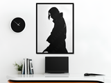 Stampa artistica con silhouette di Itachi Uchiha, cornice nera, su base in legno, serie Potere d’Ombra