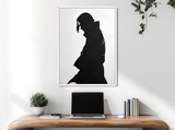 Quadro con silhouette di Itachi, cornice bianca elegante, stampa su carta artigianale, collezione Potere d’Ombra a tiratura limitata